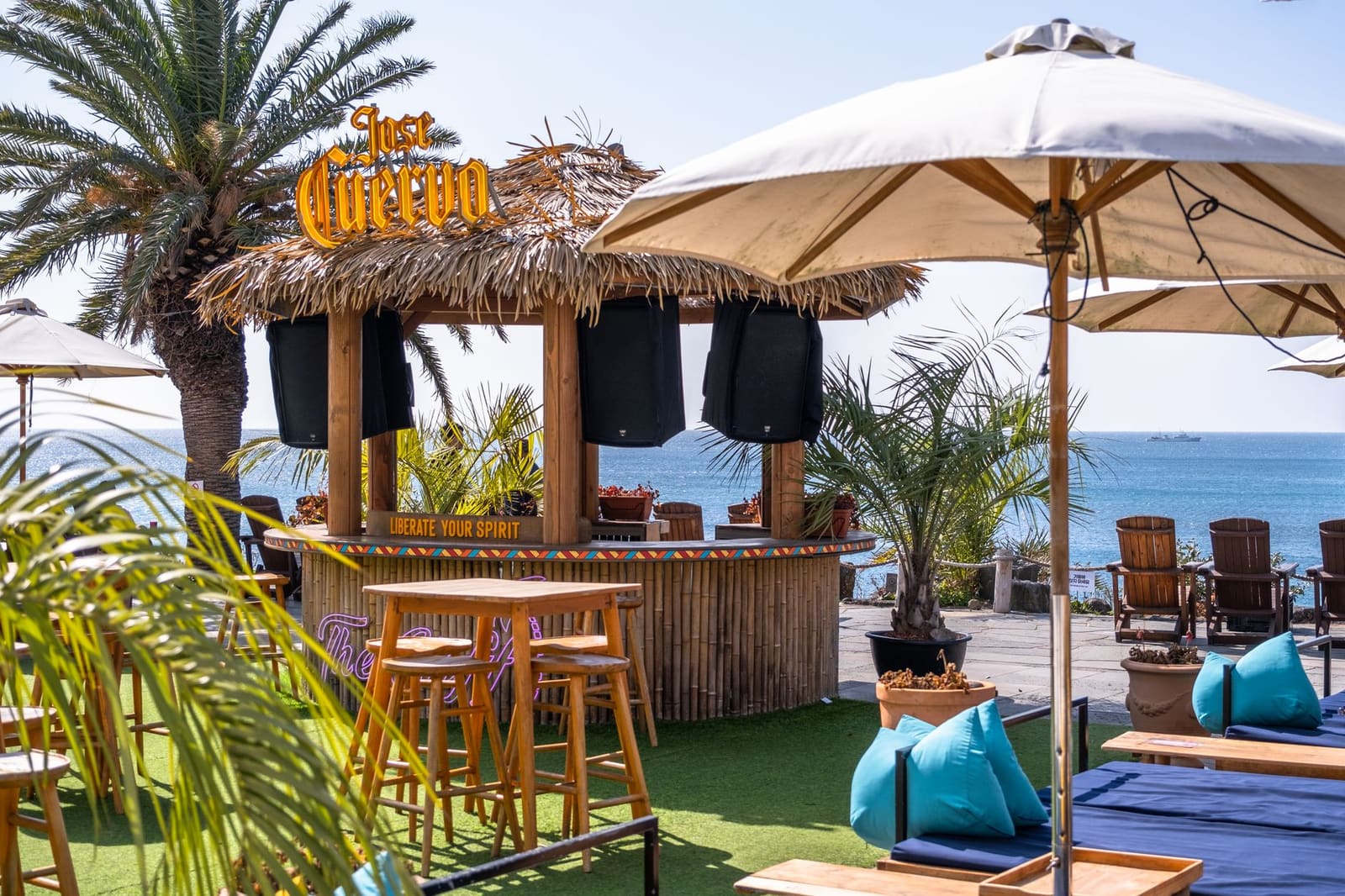 Kleurrijk tiki-bar-interieur met tropische decoraties en bamboe