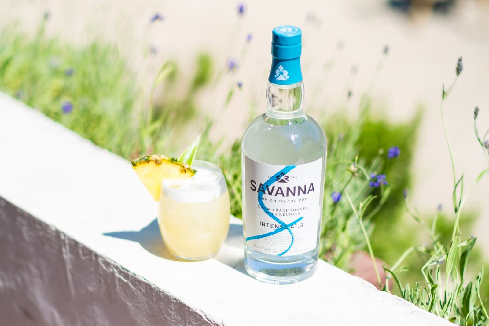 Fles rum omringd door tropisch fruit zoals ananas en limoen