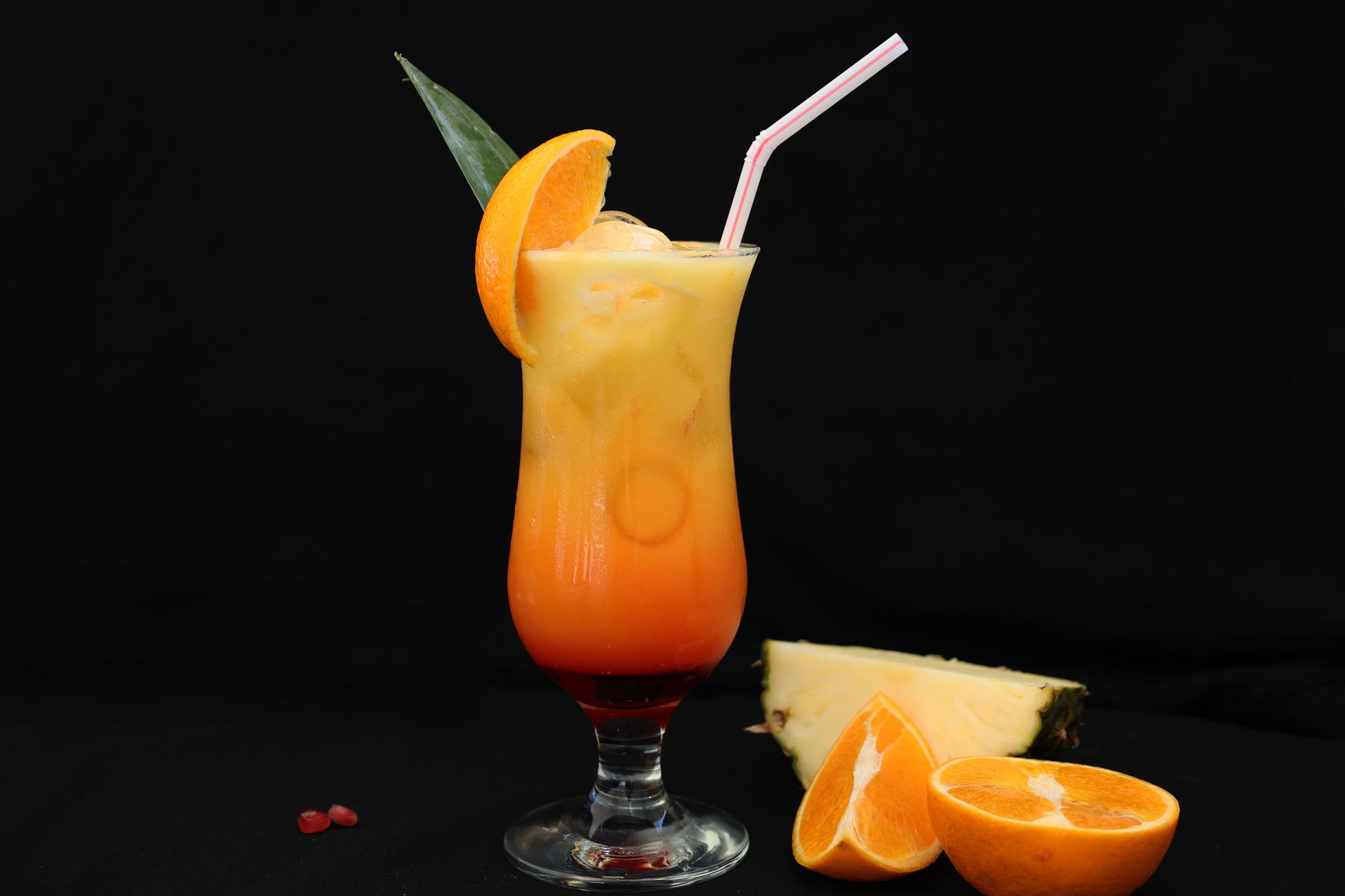 Een Zombie cocktail met tropisch fruit en rum in een hoog tiki-glas op de bar