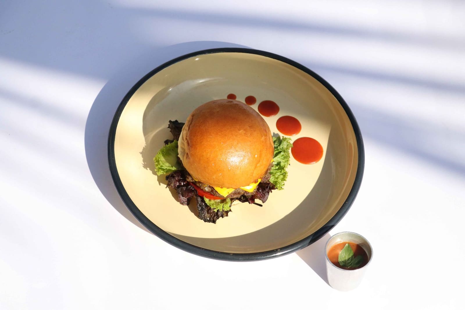 Sappige hamburger geserveerd op een bord in een Amerikaans steakhouse