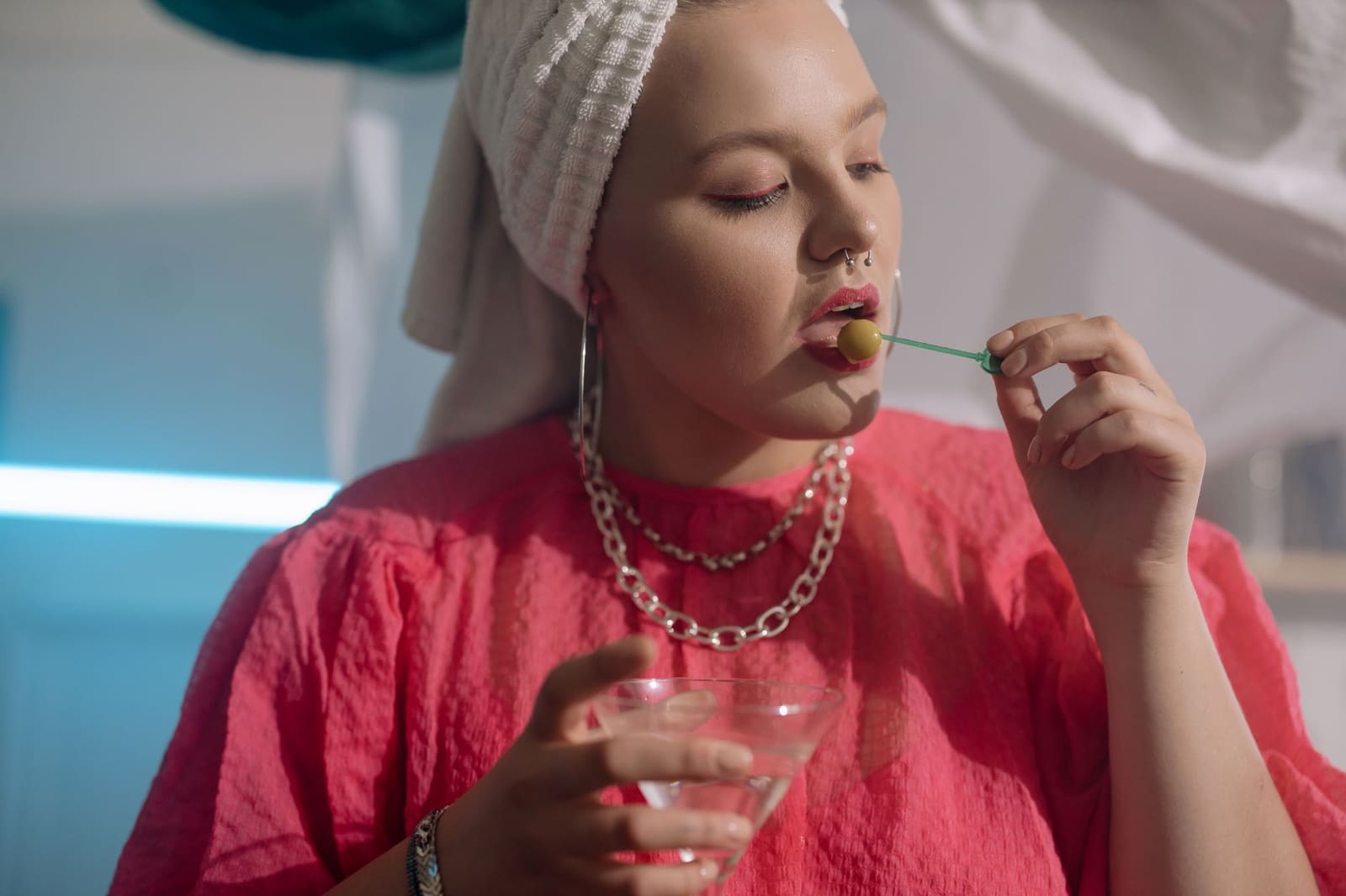 Klassieke martini in een puntglas met een groene olijf als garnering