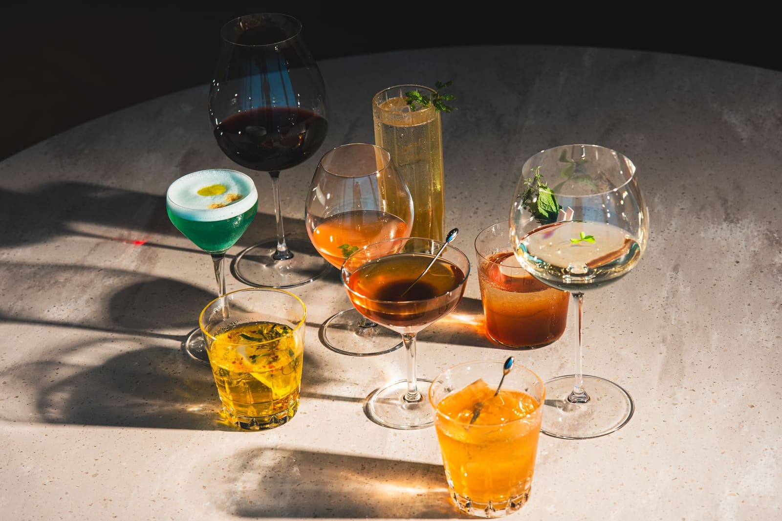 cocktails naast elkaar op een bar