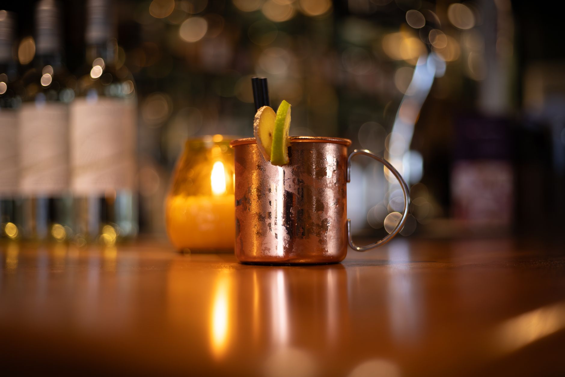 Een Kentucky Mule met bourbon en gemberbier geserveerd in een koperen beker op een bar