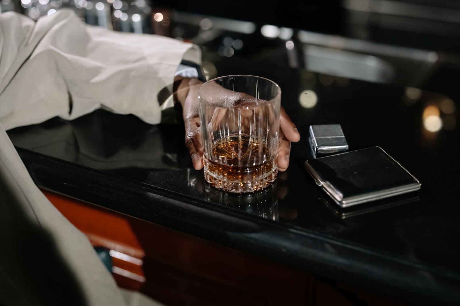 Glas whisky puur geserveerd zonder ijs op een houten bar
