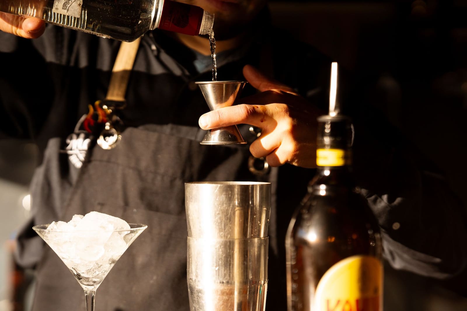 Bartender schenkt een drankje in achter de bar tijdens een dienst