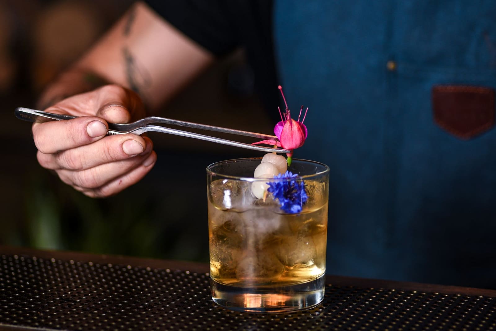 Close-up van een cocktailglas met een opvallende eetbare garnering