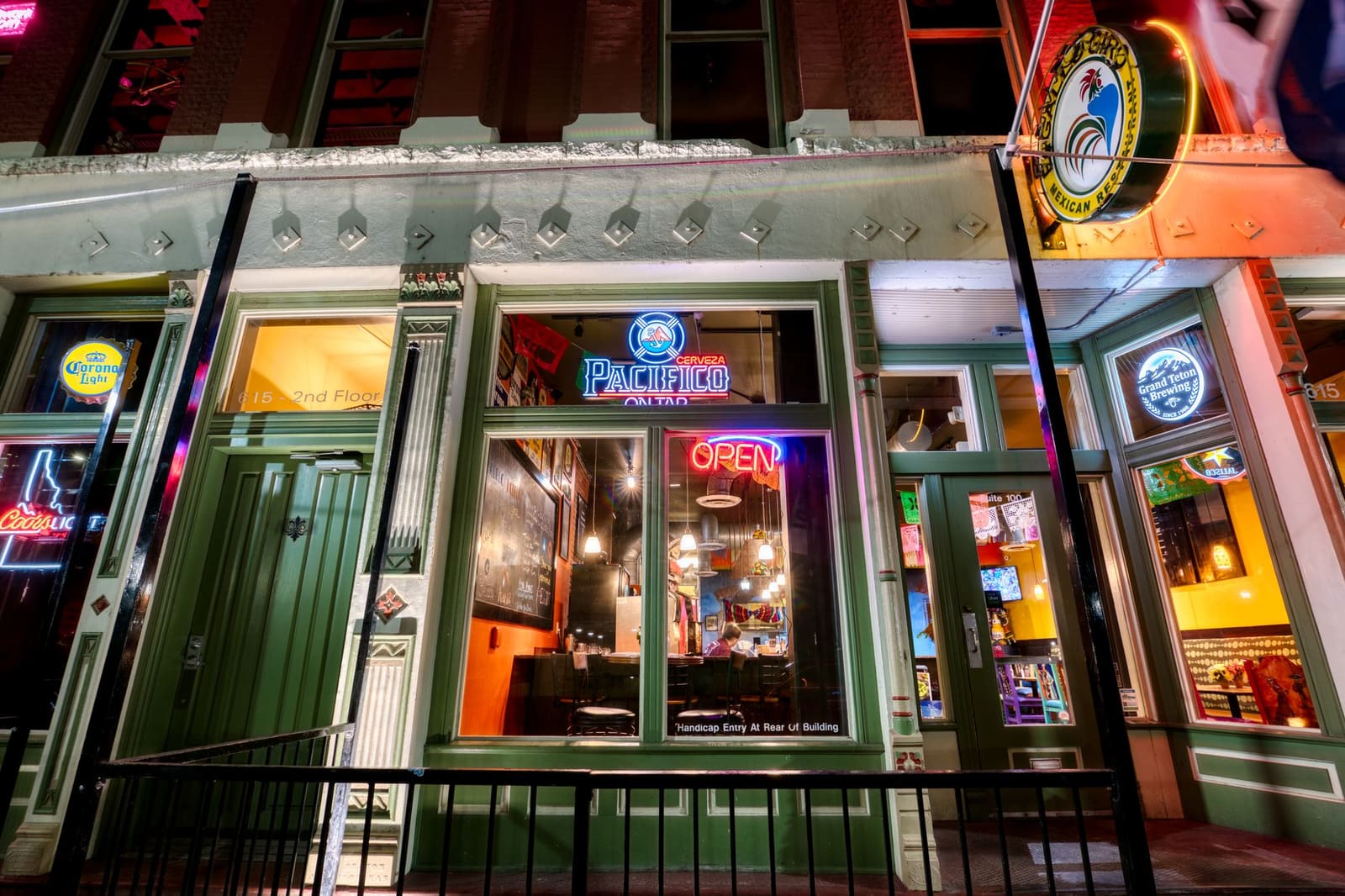Gevel van een sfeervolle bar in een straat in Chicago