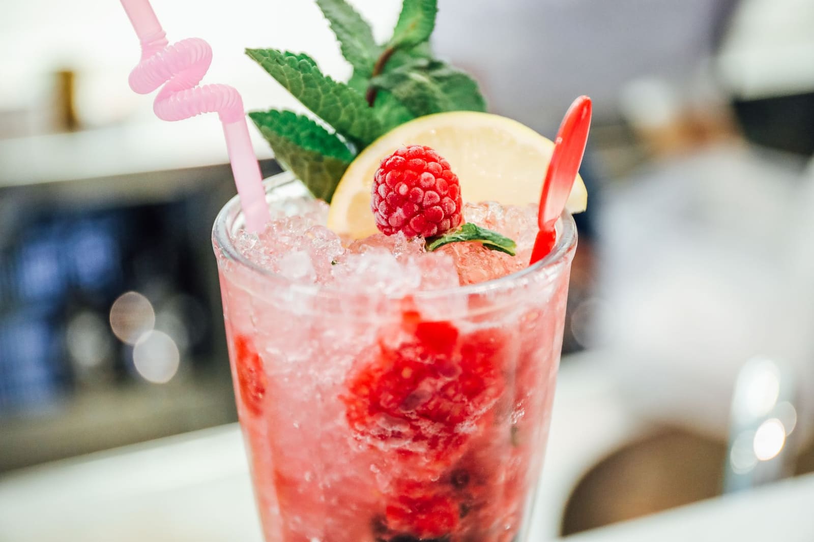 Cocktail met verse garnering van dichtbij