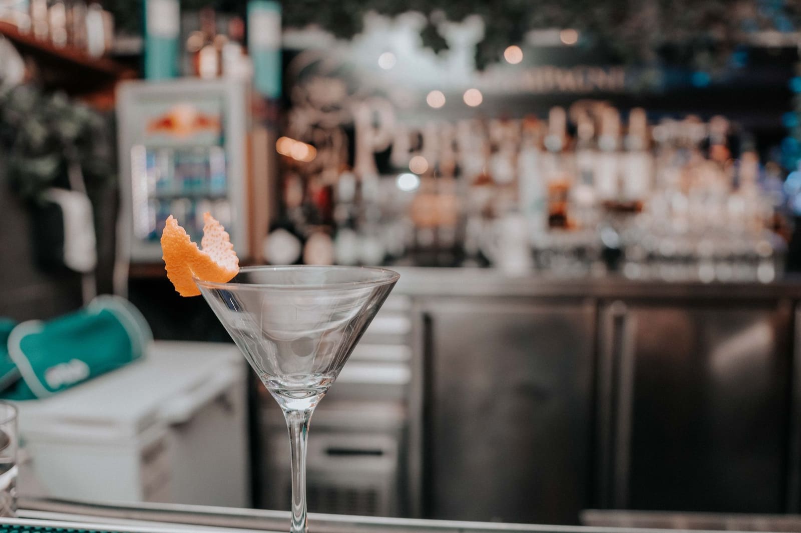cocktails op een bar in warm barlicht