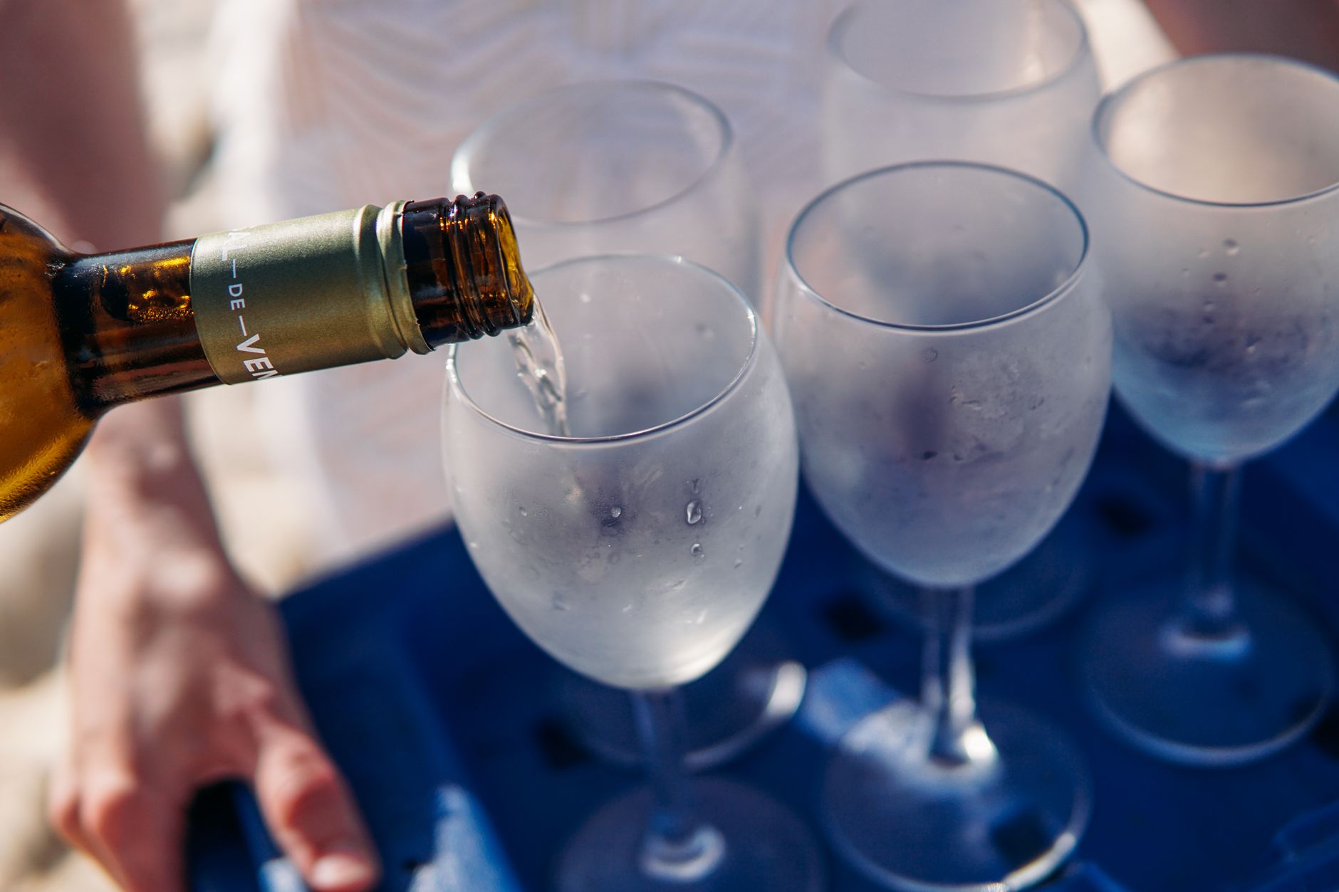 Glas frisse witte Rhône-stijl wijn buiten geschonken op een zomerse tafel met kaas