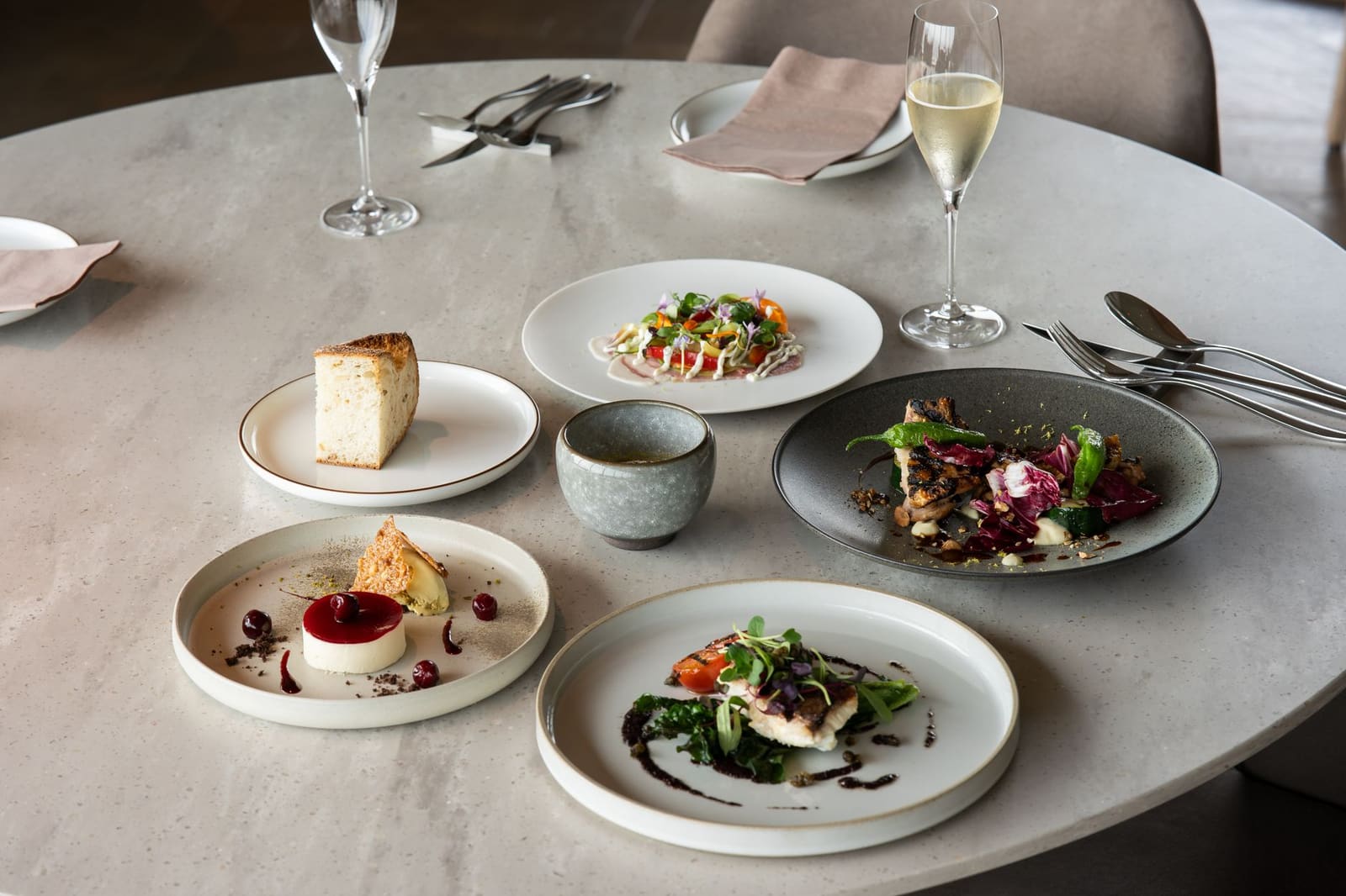 Bord met een geserveerd restaurantgerecht klaar om opgediend te worden
