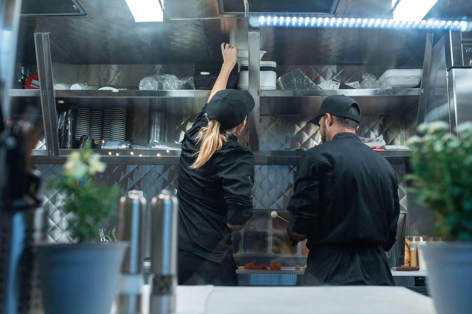 Chefs aan het werk in een drukke professionele restaurantkeuken