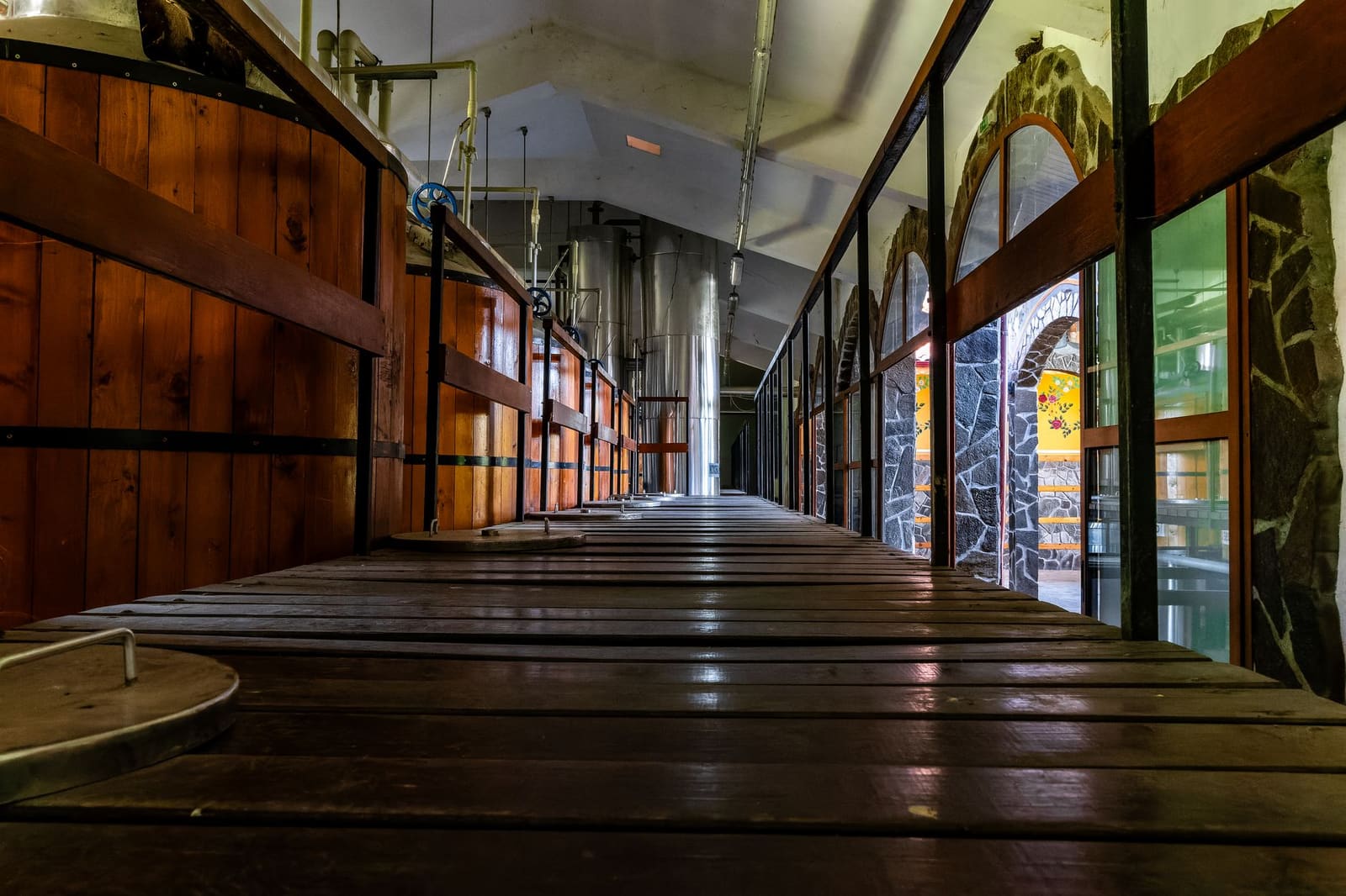 Interieur van een kleine distilleerderij met koperen ketels in Oregon