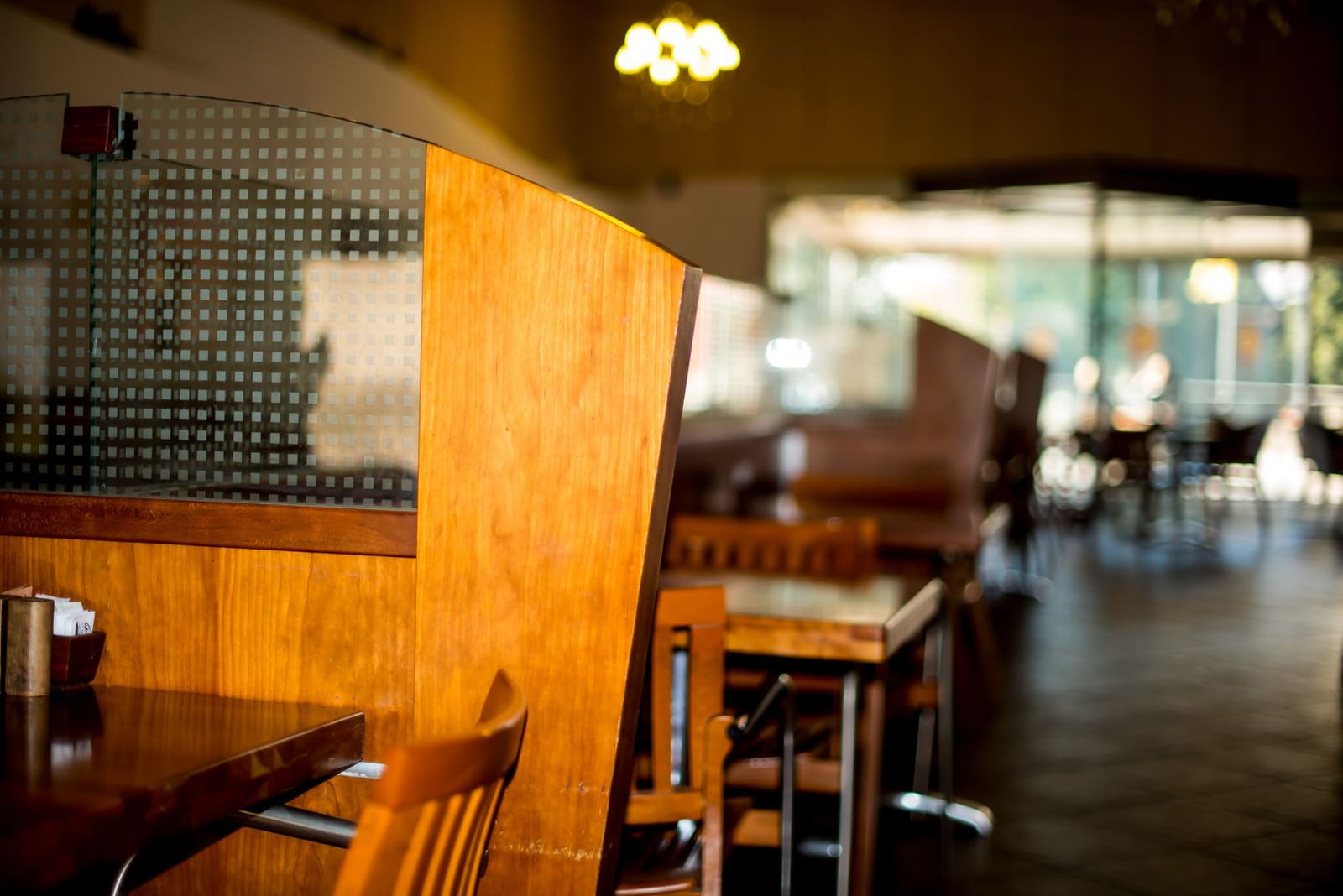 Leeg restaurantinterieur met gedekte tafels toont de algehele sfeer en inrichting