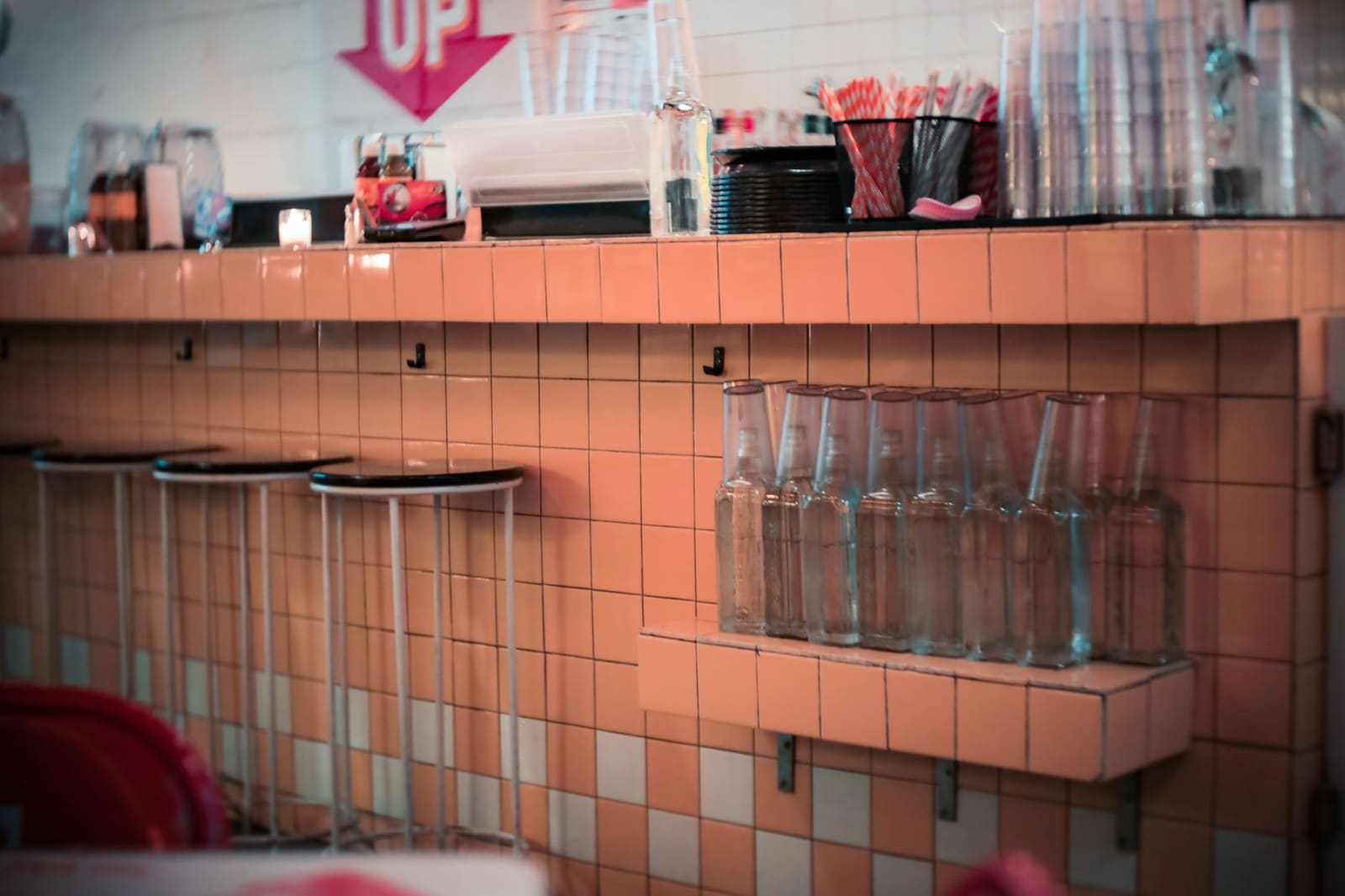 Sfeervol barinterieur met zacht neonlicht in Brooklyn