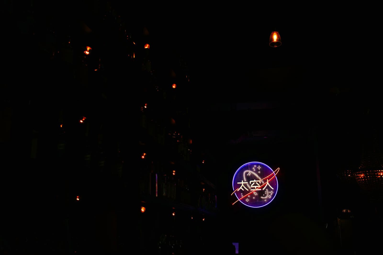 Sfeervol verlicht bar interieur met zacht neonlicht en houten details