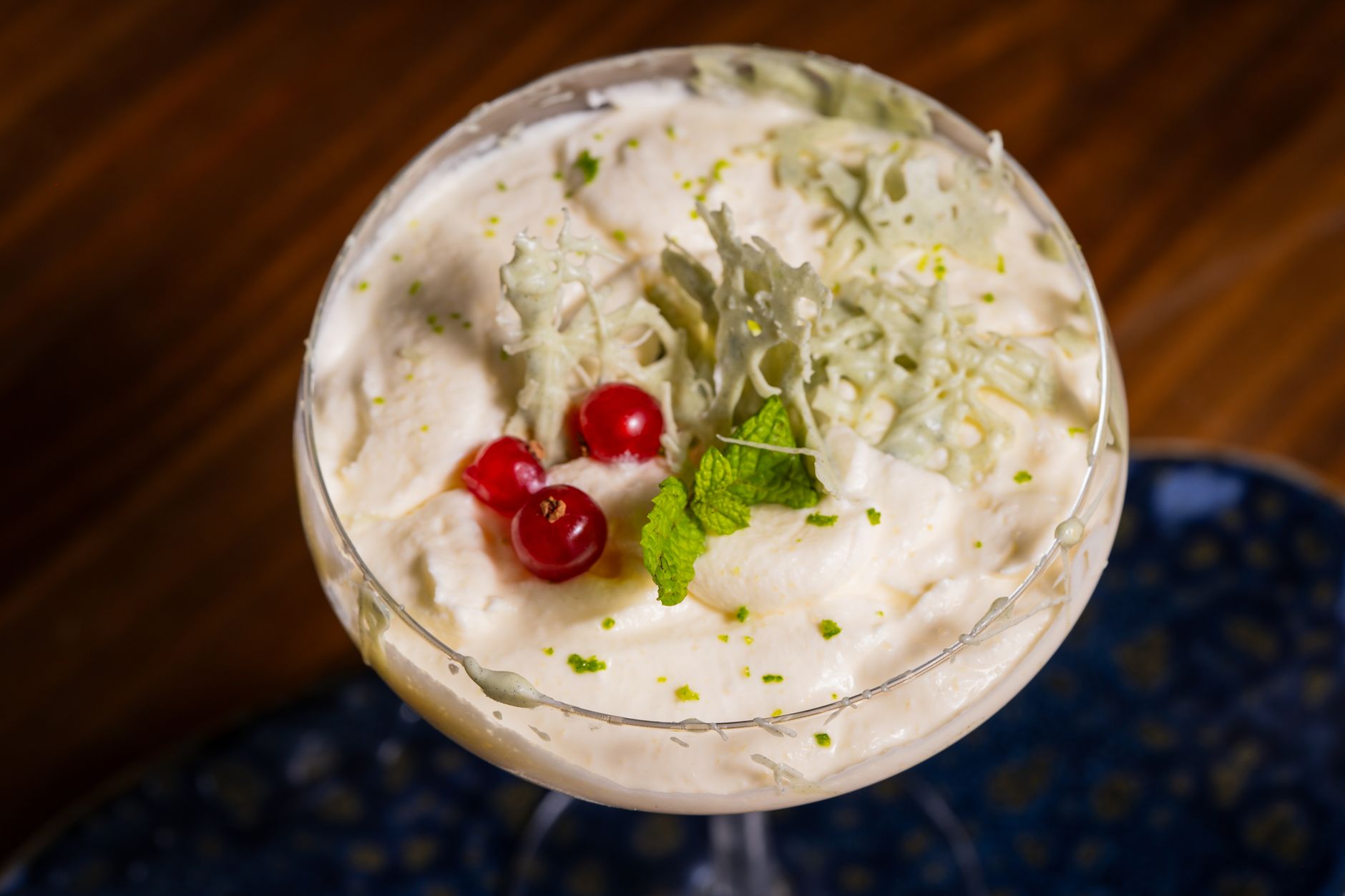 Old Fashioned glas met een laag vanille-mout slagroom, geinspireerd op een klassieke White Russian