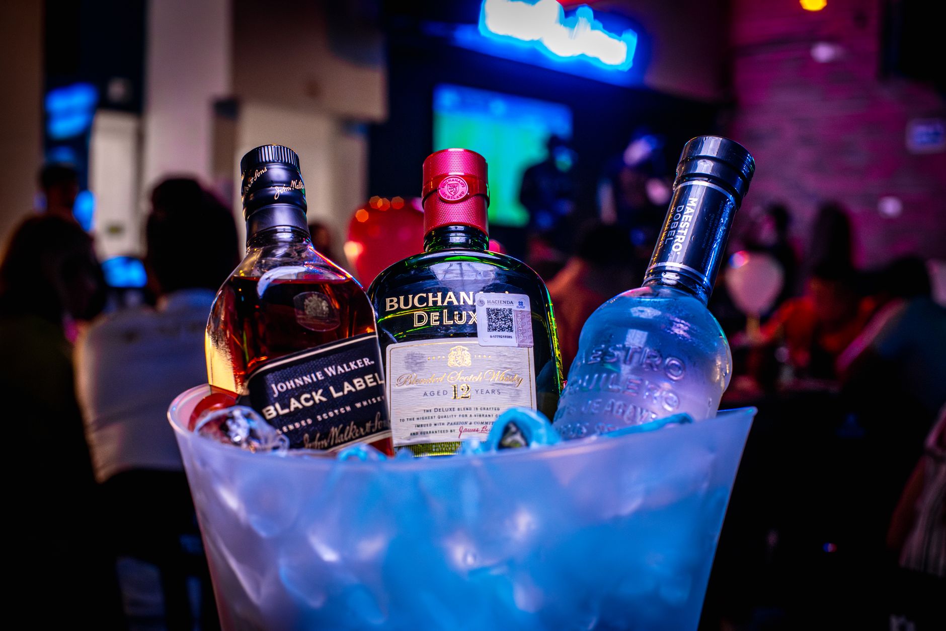 Fles Johnnie Walker whisky op een bar, symbool voor de nieuwe Azië-strategie van Diageo