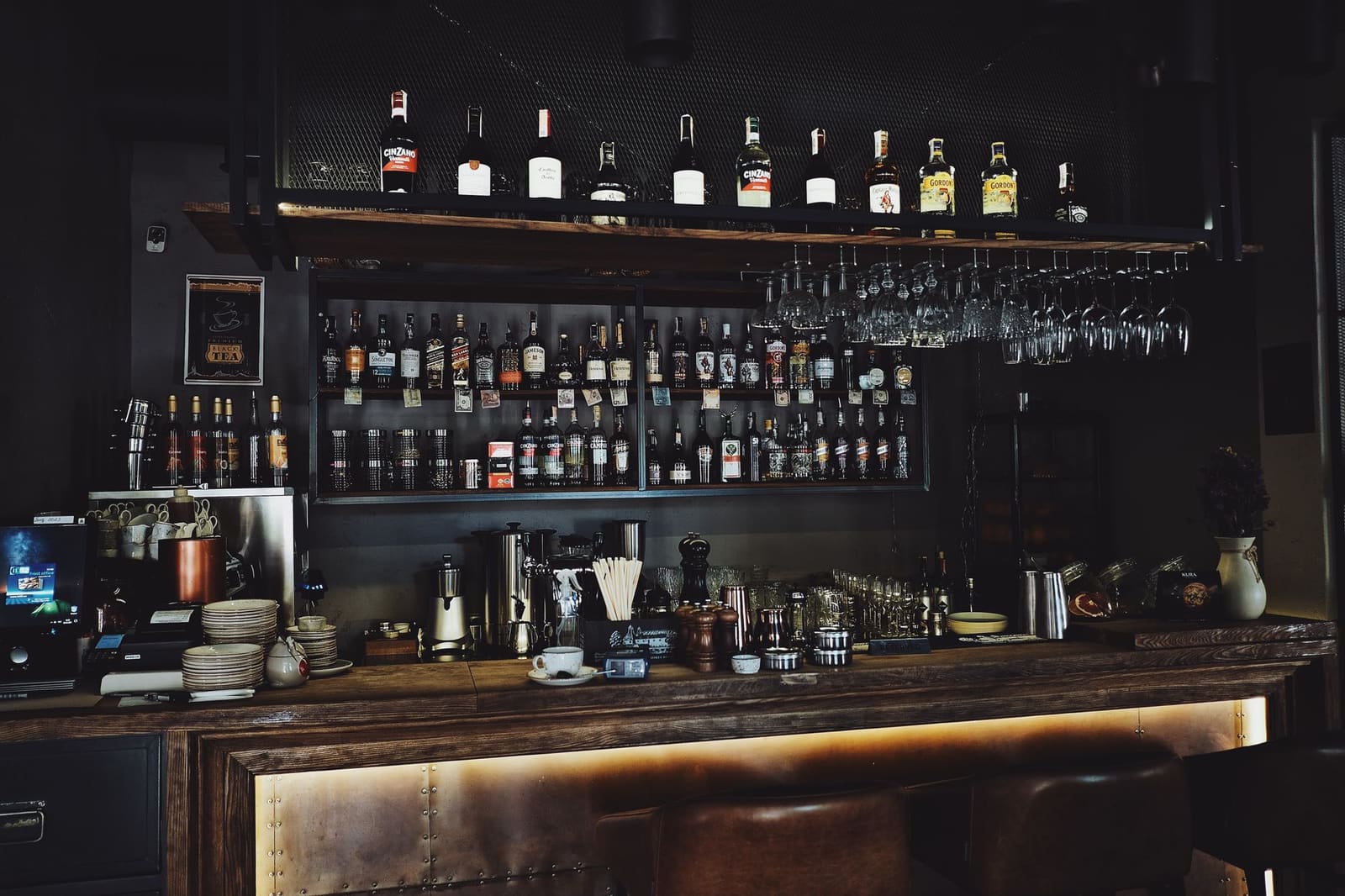 Lege barruimte zonder gasten, beeld van een tegenvallende drankconsumptie