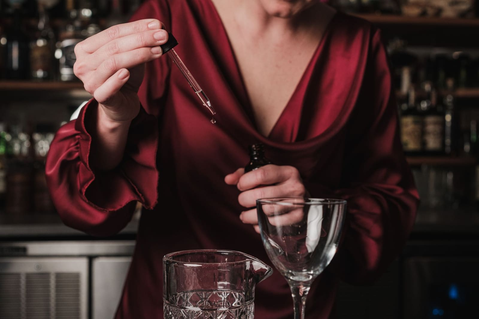 Bartender schenkt voorzichtig een zeldzame fles achter de bar in