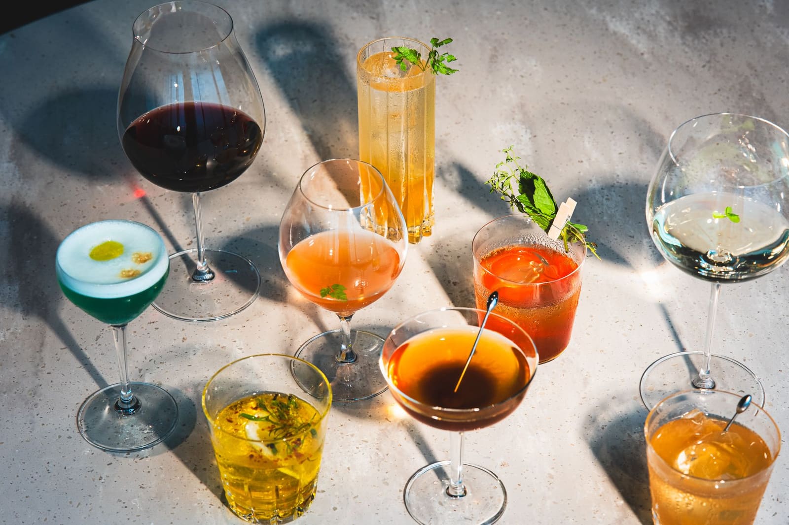 Rij afgewerkte cocktails klaargezet op de bar voor een jurybeoordeling