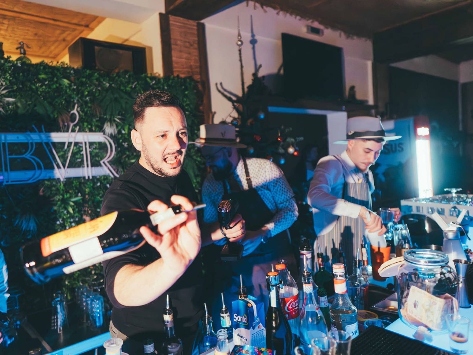 Bartender aan het werk tijdens een wedstrijd