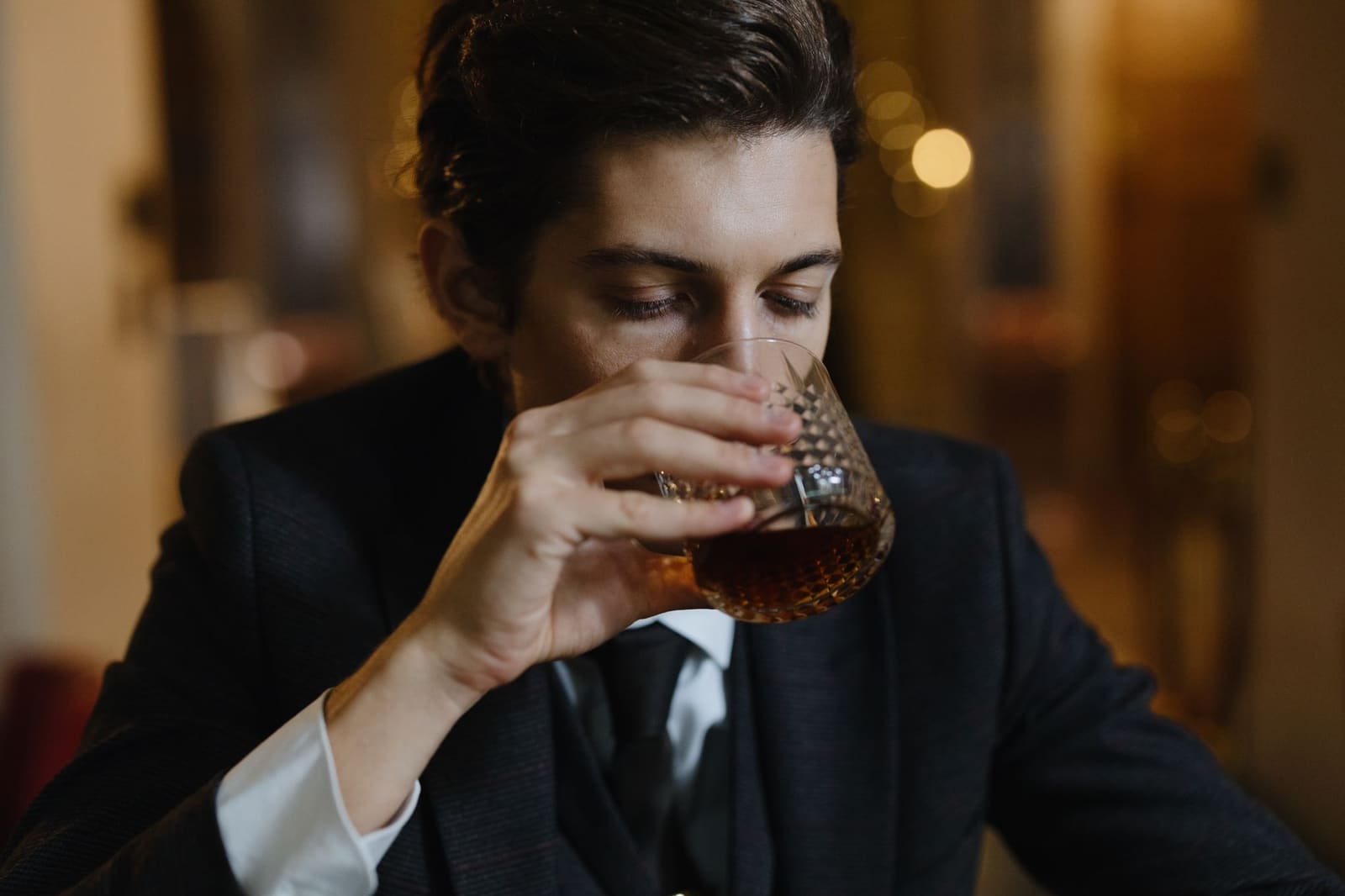 Amberkleurige bourbon wordt ingeschonken in een tumbler glas