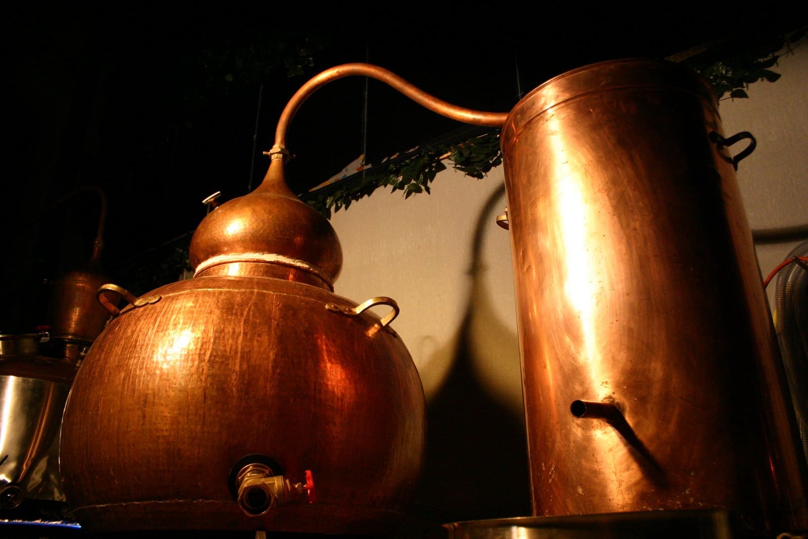 Koperen distilleerketels in een traditionele rumstokerij