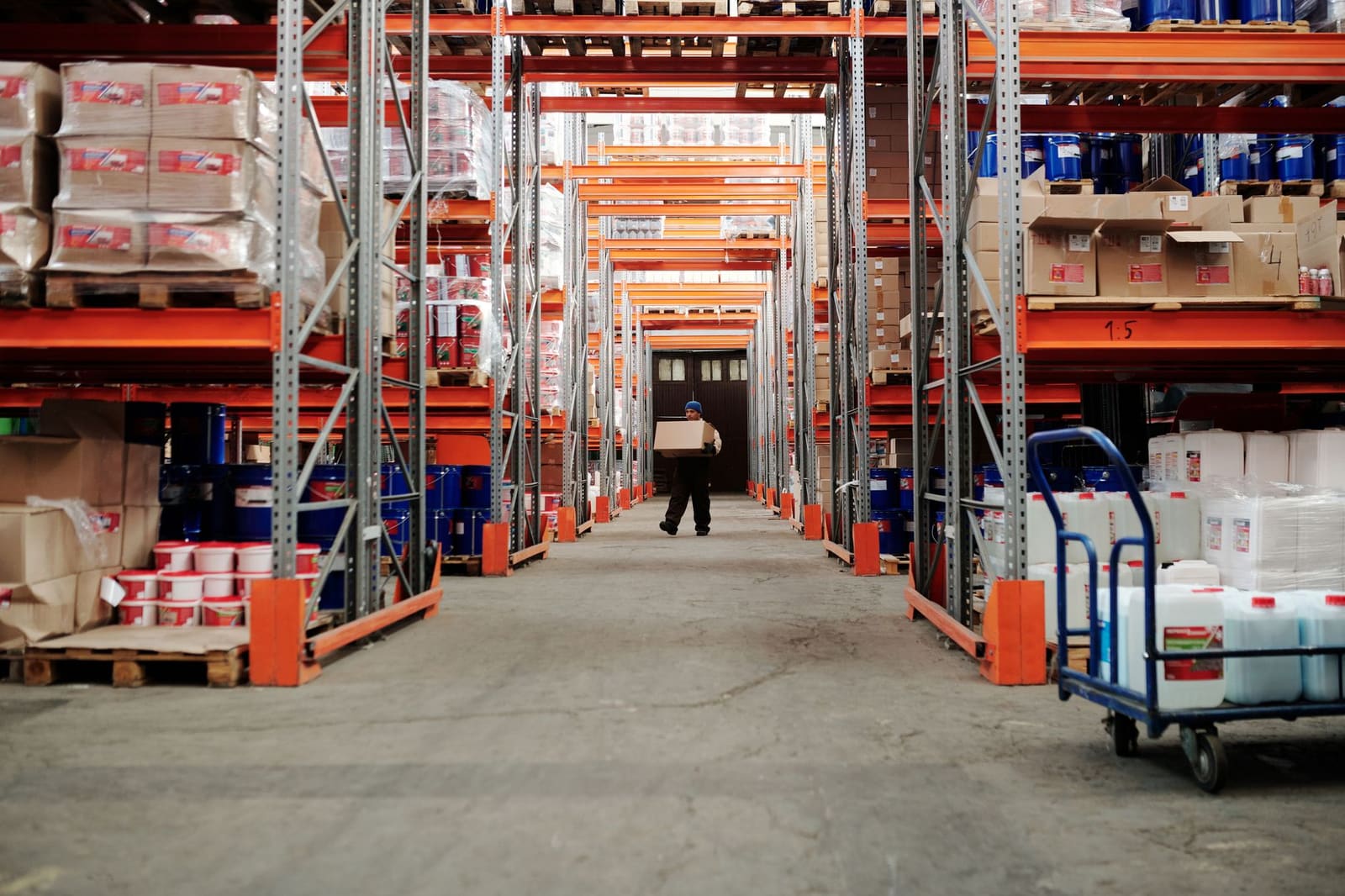 Grote opslagruimte met stellingen vol flessen sterkedrank in een distributiecentrum