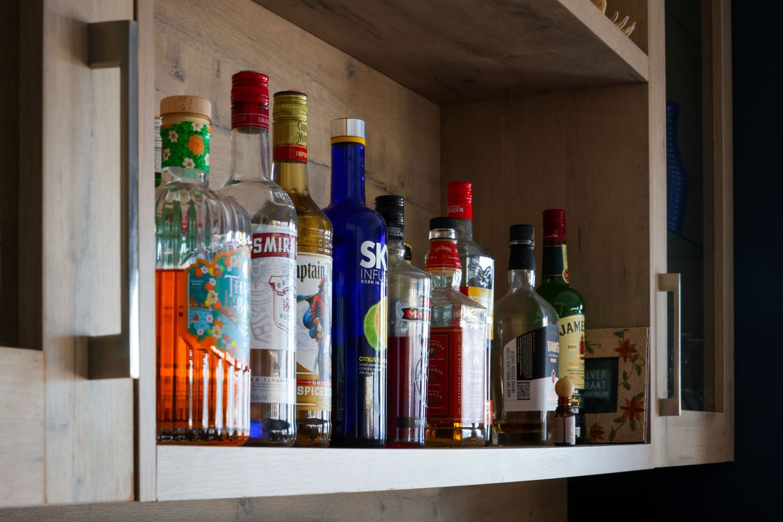 flessen sterkedrank op een barplank