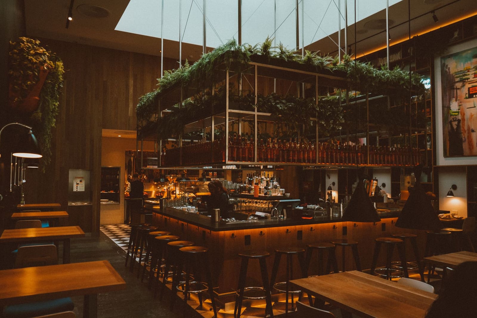 Sfeervol interieur van een cocktailbar in Sydney met houten toog en flessen