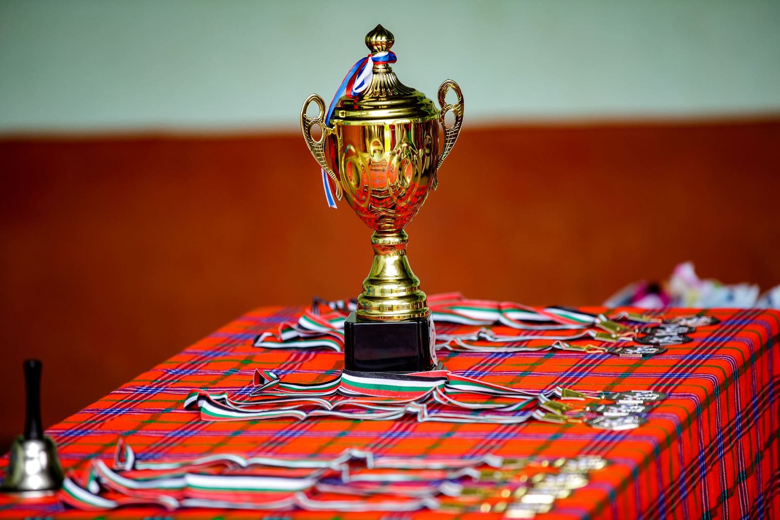 Trofee op een podium tijdens een prijsuitreiking in de horecabranche