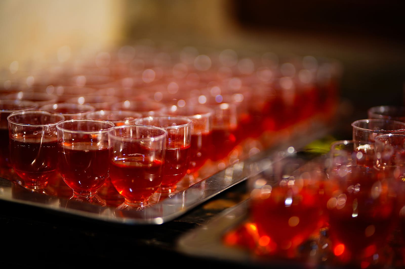 Rij verschillende cocktailglazen klaargezet op de bar voor gasten