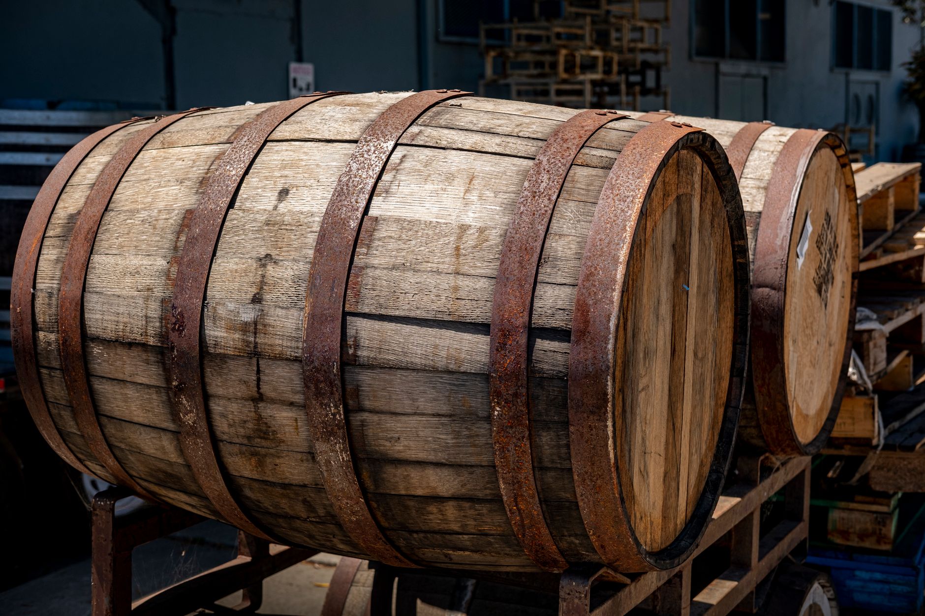 Ambachtelijke kuiper werkt aan een houten whiskeyvat gemaakt van Ierse eik
