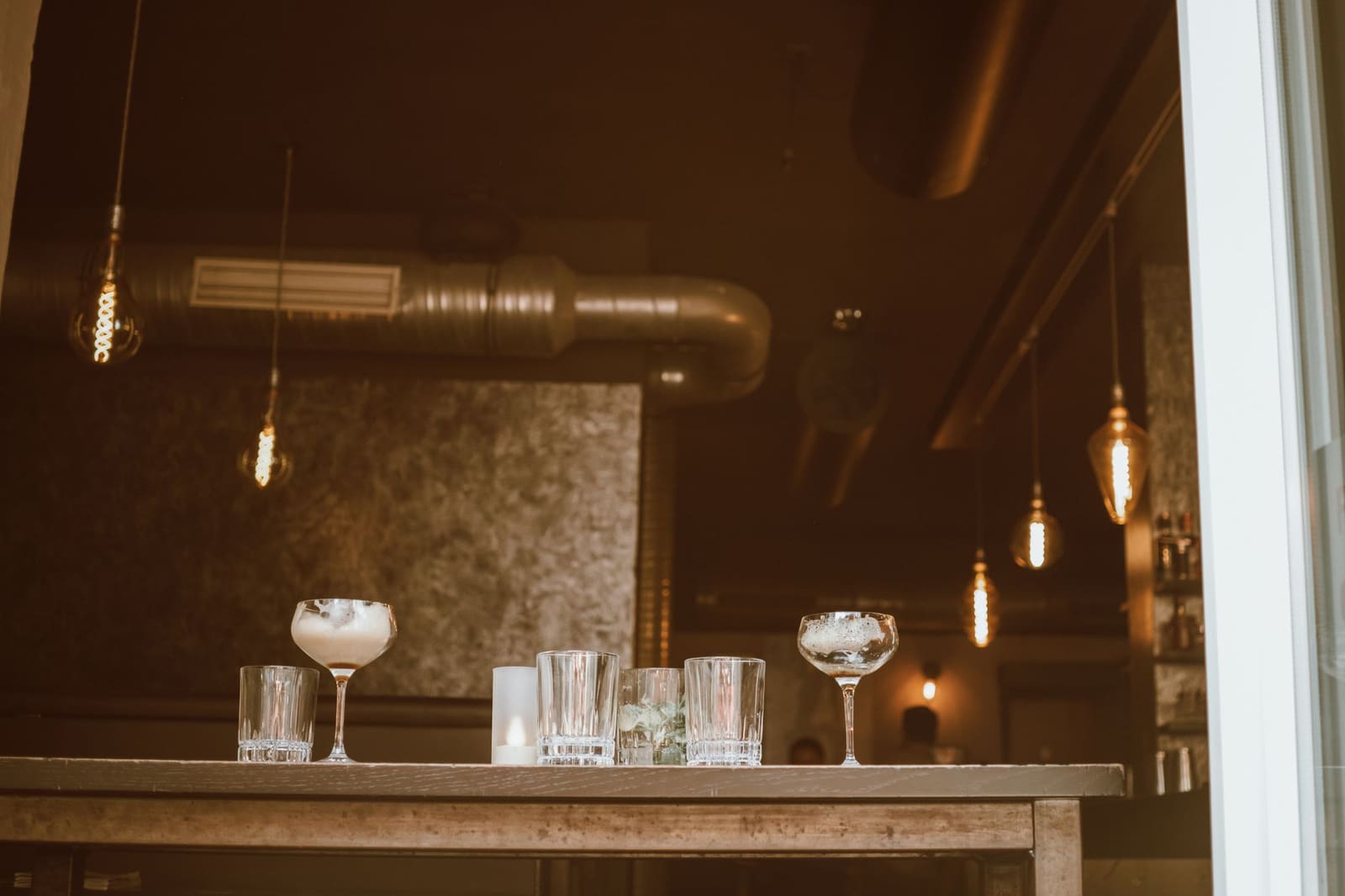 Sfeervol interieur van een cocktailbar met flessen achter de toog
