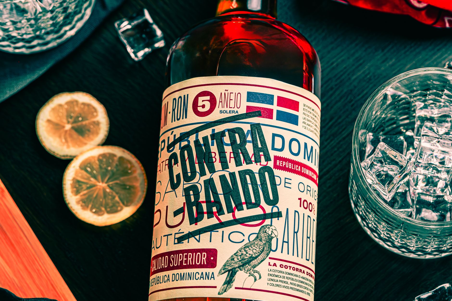 Flessen Demerara rum klaargezet voor een proeverij achter de bar tijdens een rumevenement