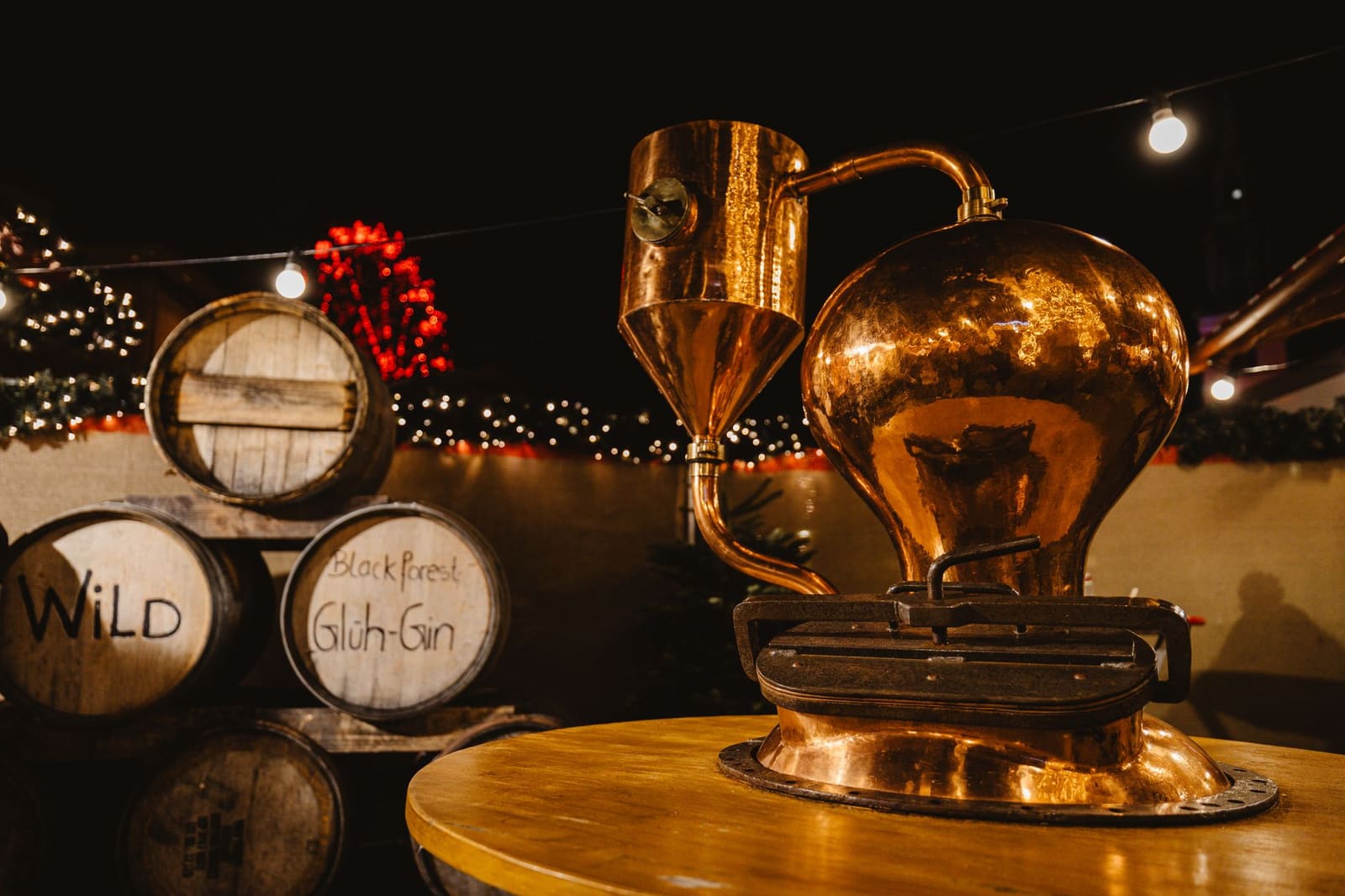 Een koperen potstill in een distilleerderij, waar de spirit wordt gedistilleerd tot een heldere alcohol.