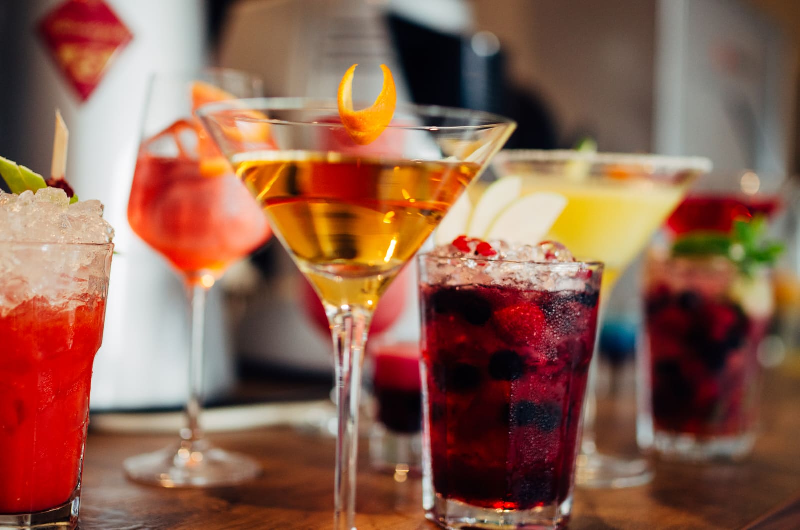 Sfeervolle cocktailbar in de avond met gasten die aan de bar drinken