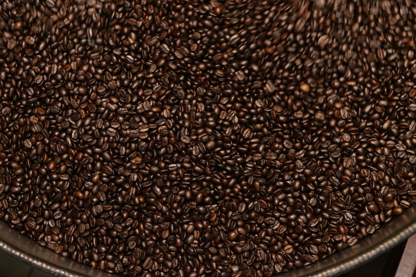 Geroosterde koffiebonen in een open zak op een tafel