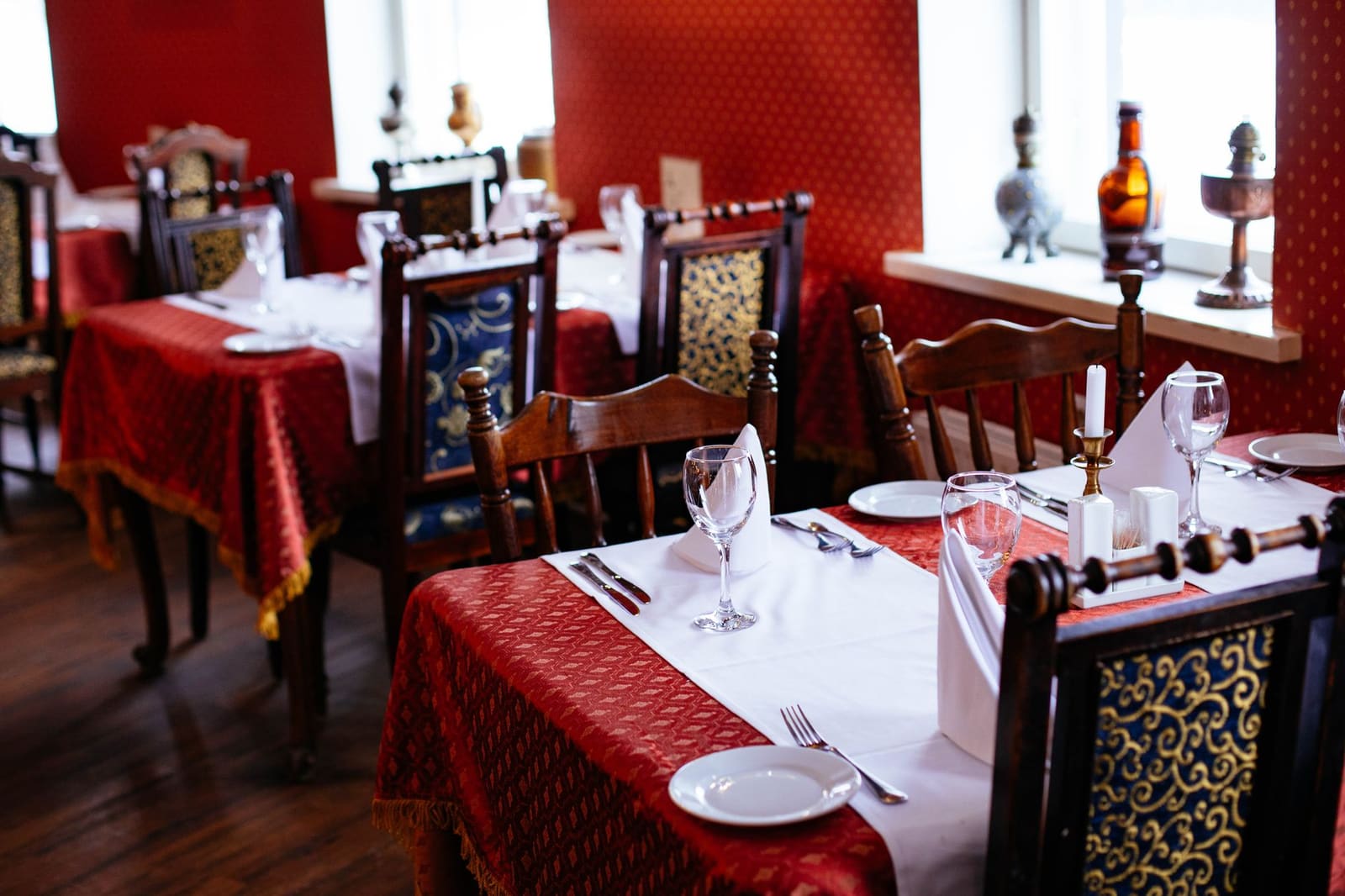 Sfeervolle eetzaal van een exclusief restaurant met gedekte tafels