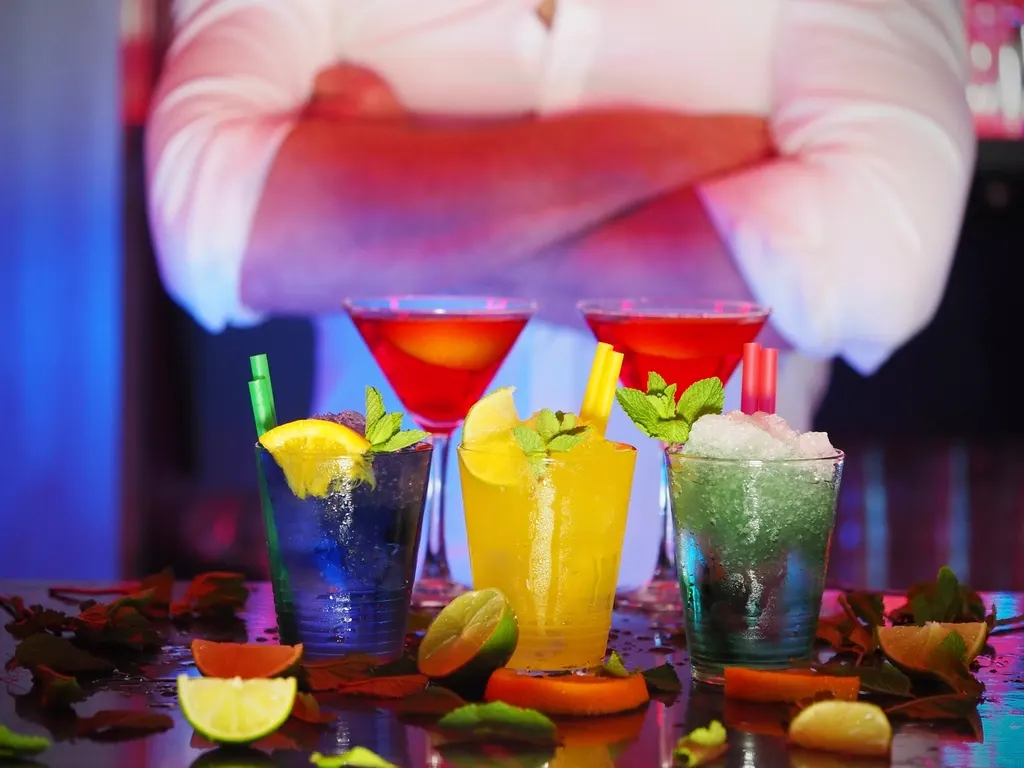 Cocktails op de bar in warm avondlicht