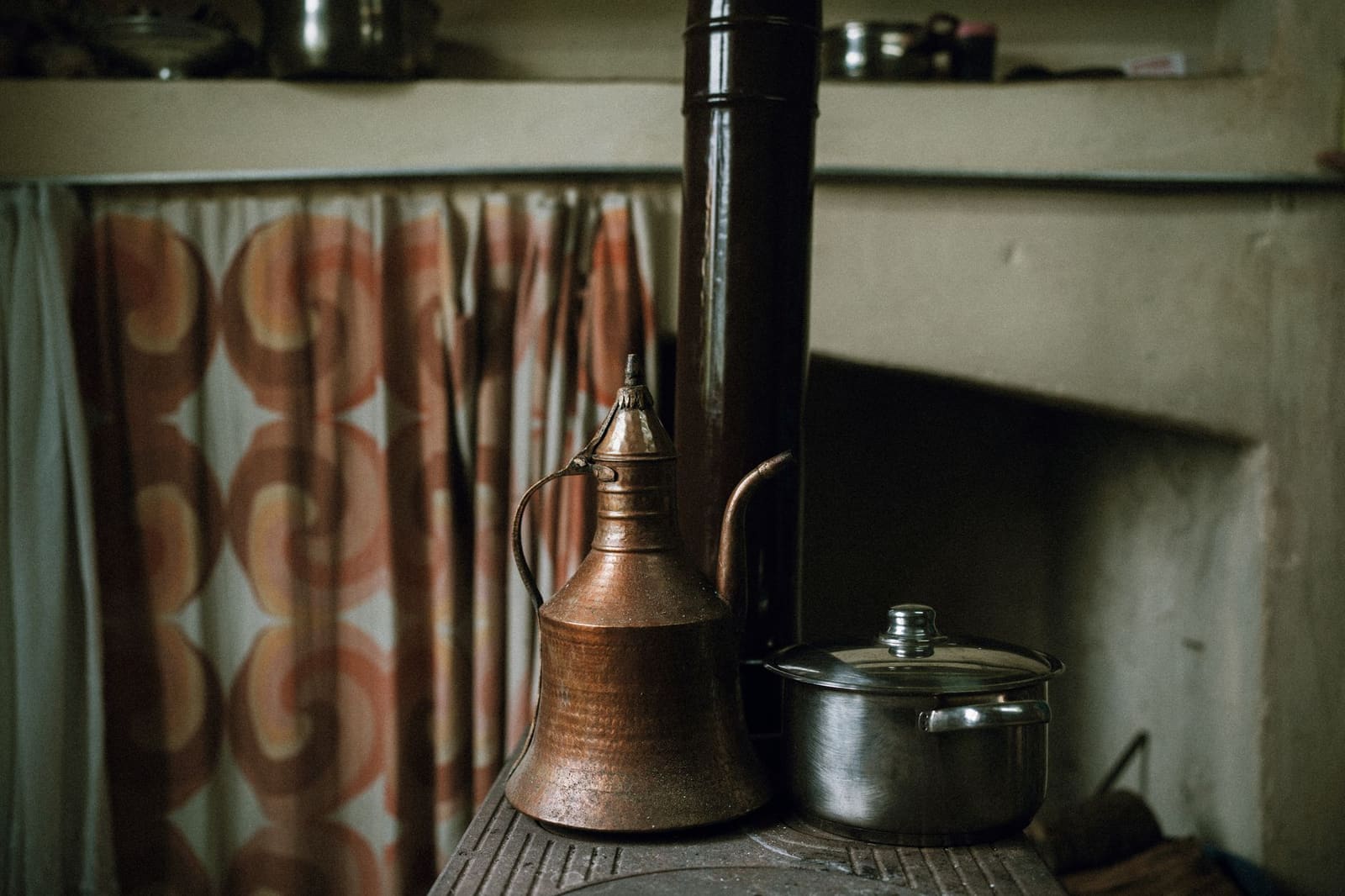 Koperen pot stills in een distilleerderij, het type ketel dat ook bij Teerenpeli wordt gebruikt