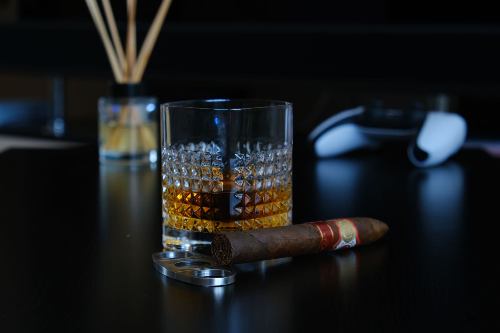 Proefglas met amberkleurige whisky op een donkere houten tafel, klaar voor een rustige proeverij