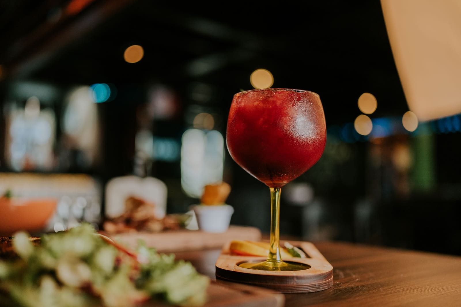 Wijnglas gevuld met ijsblokjes klaar voor een alcoholvrije herfstcocktail