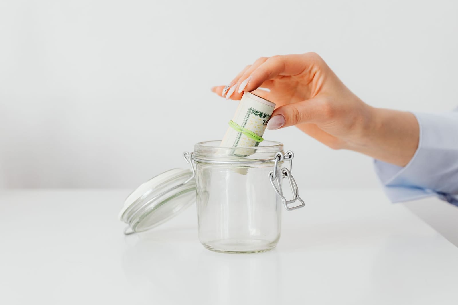 Bankbiljetten in een fooienpot naast een kassabon op een bar