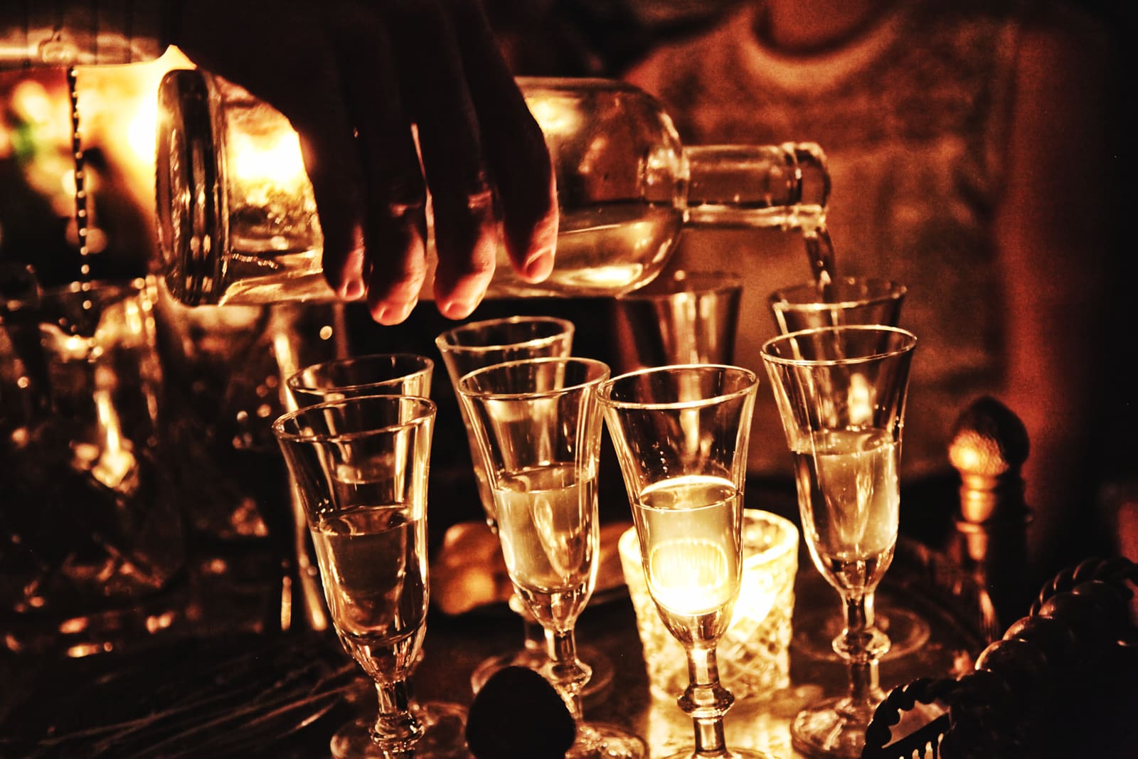 Glas gin met ijs op een bar, een cocktail op basis van gin