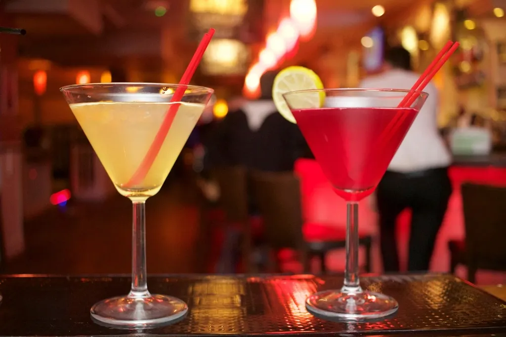 Cocktails op de bar in warm avondlicht