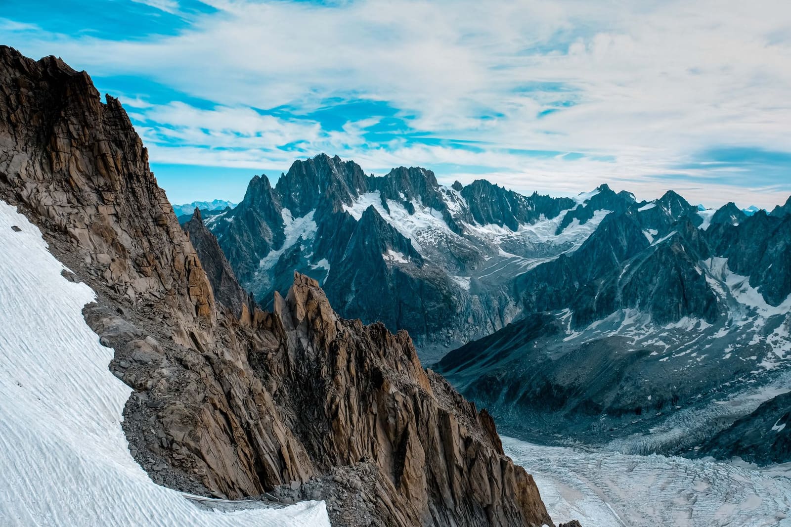 Panoramisch uitzicht op de Franse Alpen, de bakermat van het siroopmerk