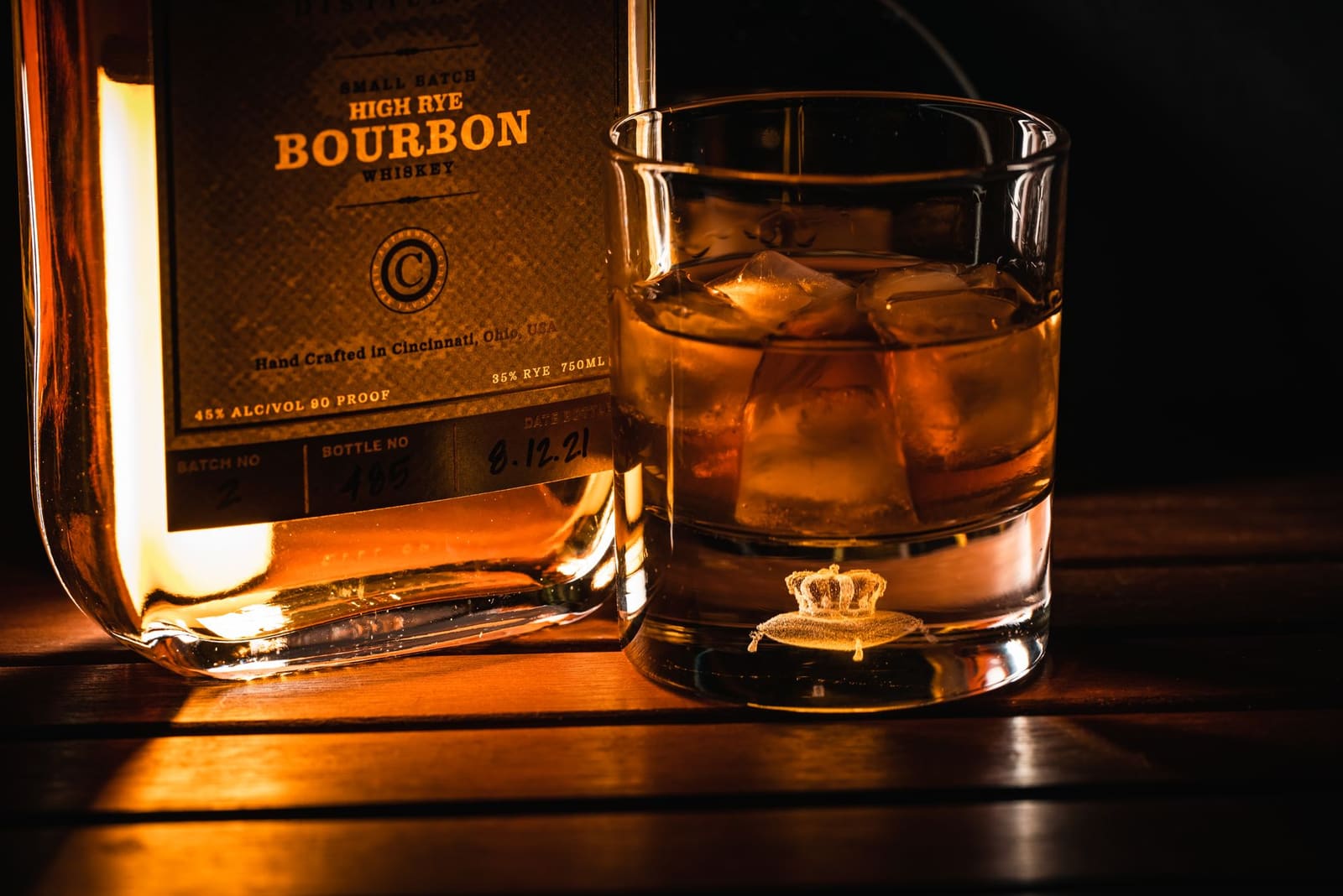 Klassieke Sazerac cocktail met rye whiskey geserveerd in een laag glas