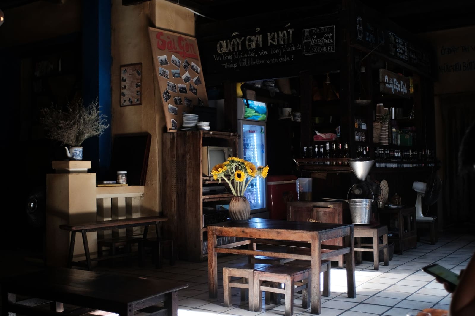 Kleine, sfeervolle bar met enkele barkrukken en gedimd licht